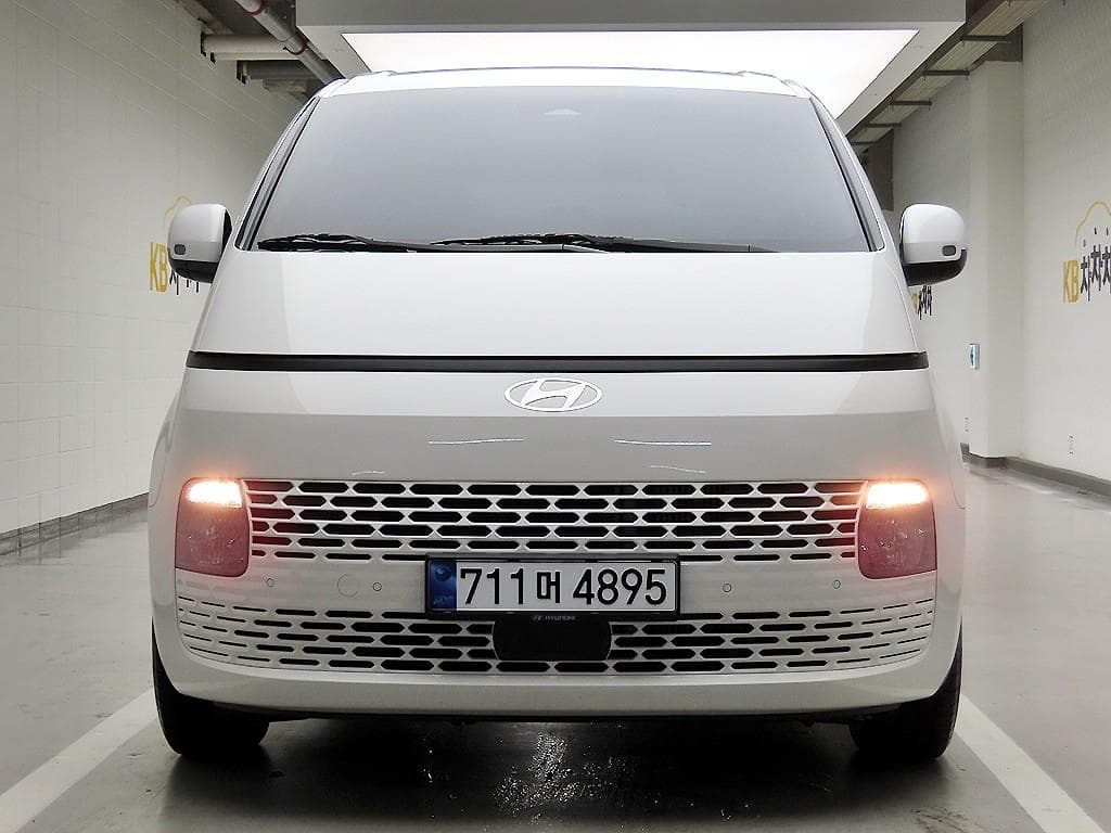 هیوندای استاریا
