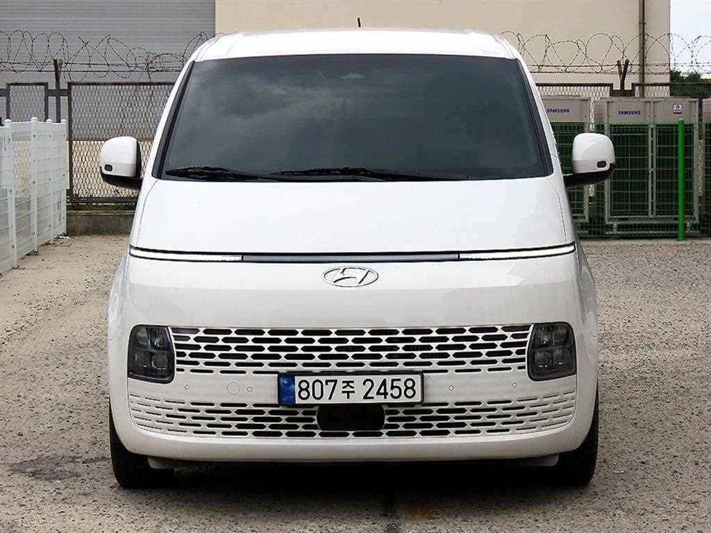 هیوندای استاریا